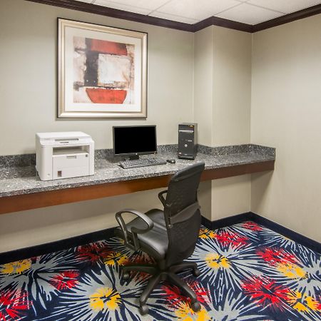 Holiday Inn Express Cleveland Airport - Brook Park By Ihg Buitenkant foto