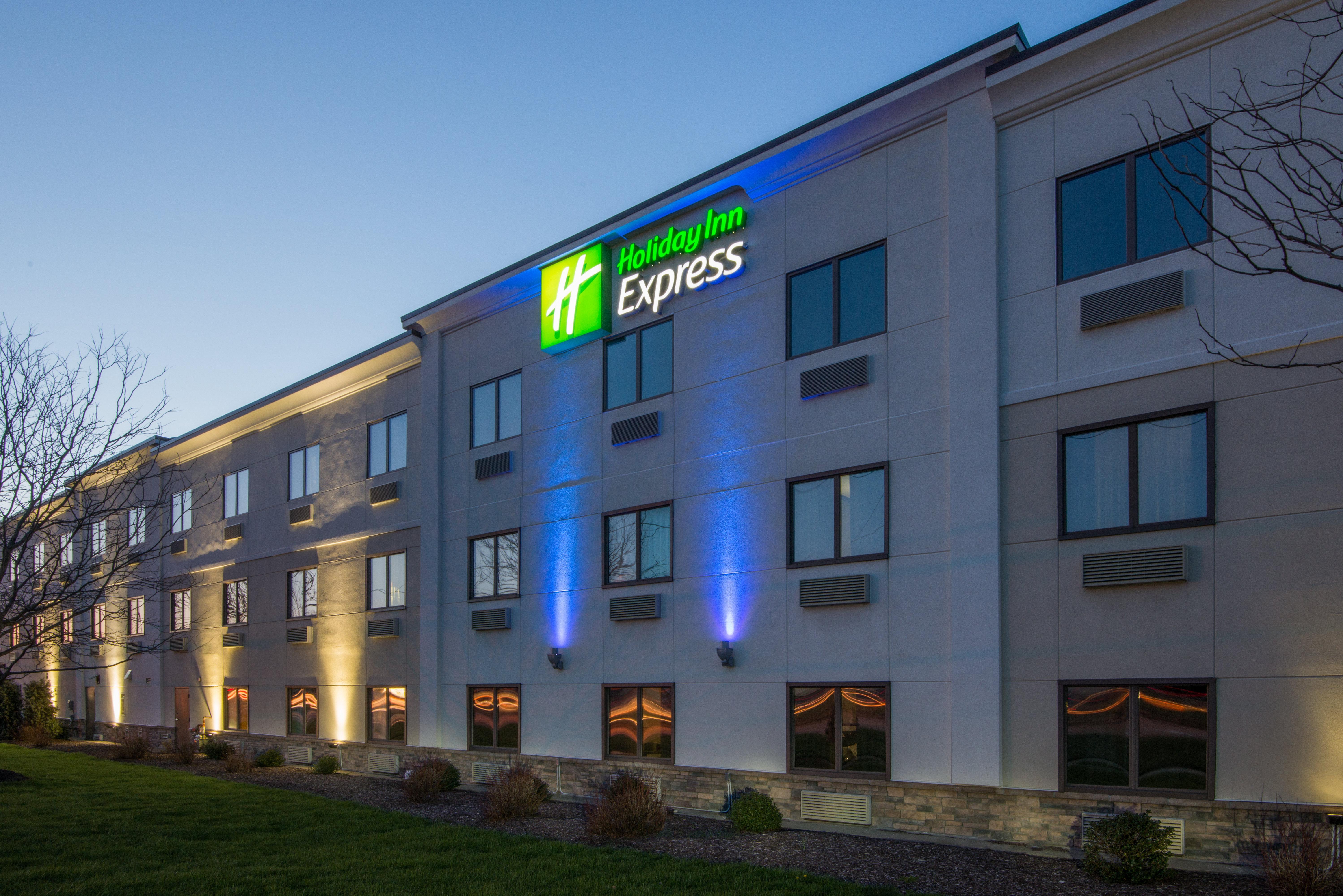 Holiday Inn Express Cleveland Airport - Brook Park By Ihg Buitenkant foto