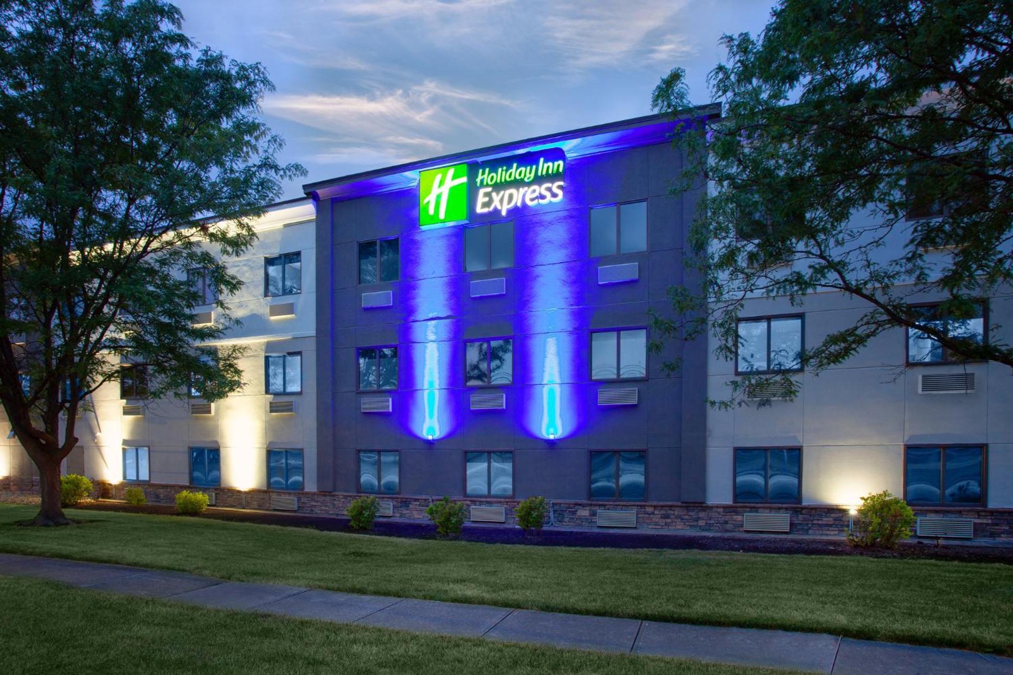 Holiday Inn Express Cleveland Airport - Brook Park By Ihg Buitenkant foto