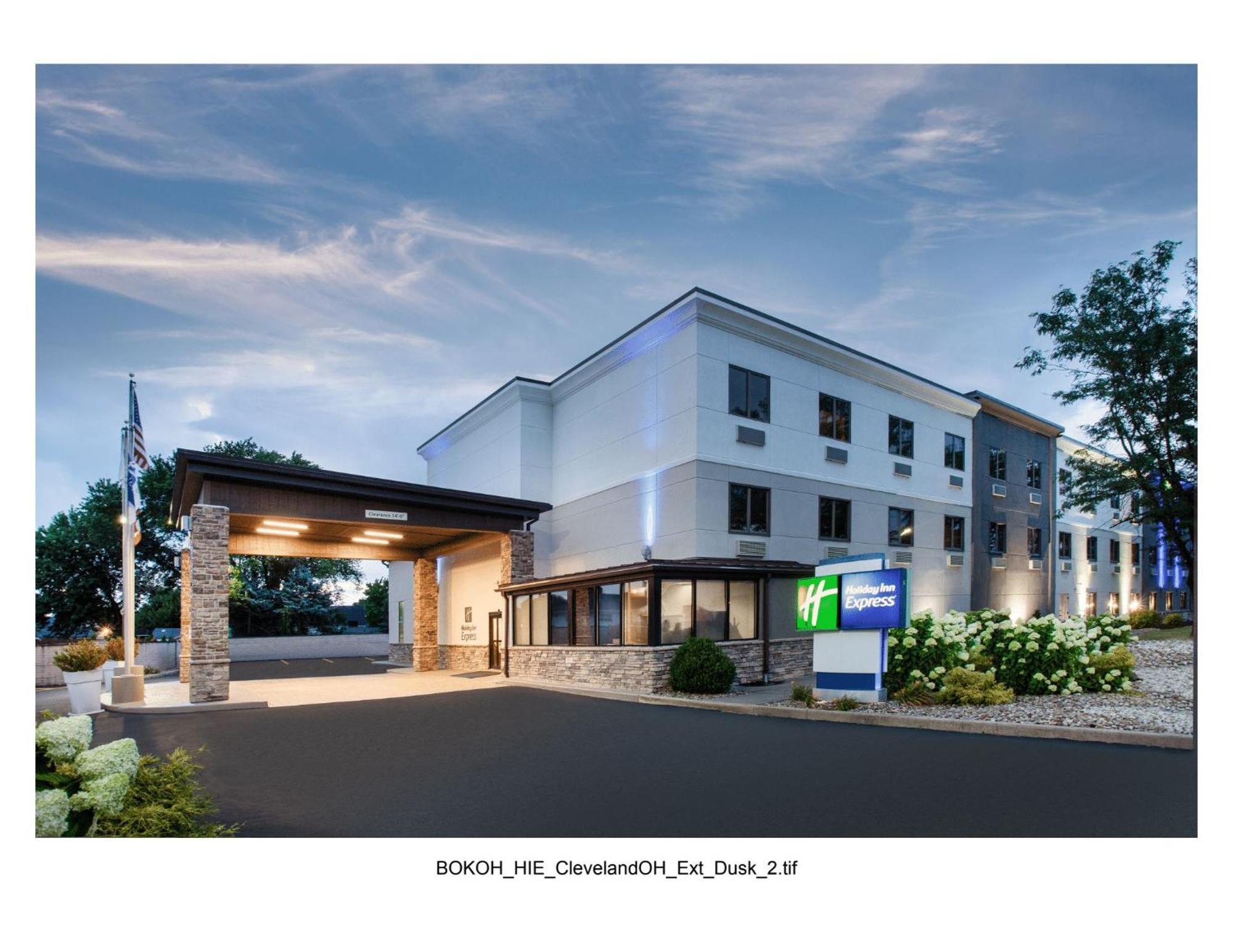 Holiday Inn Express Cleveland Airport - Brook Park By Ihg Buitenkant foto