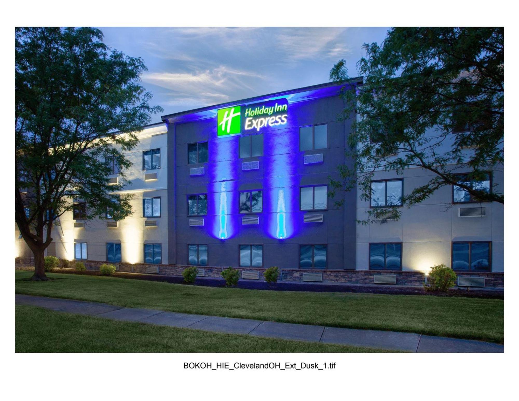 Holiday Inn Express Cleveland Airport - Brook Park By Ihg Buitenkant foto